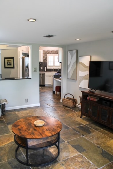 Building Photo - 2512 Riverfront Dr