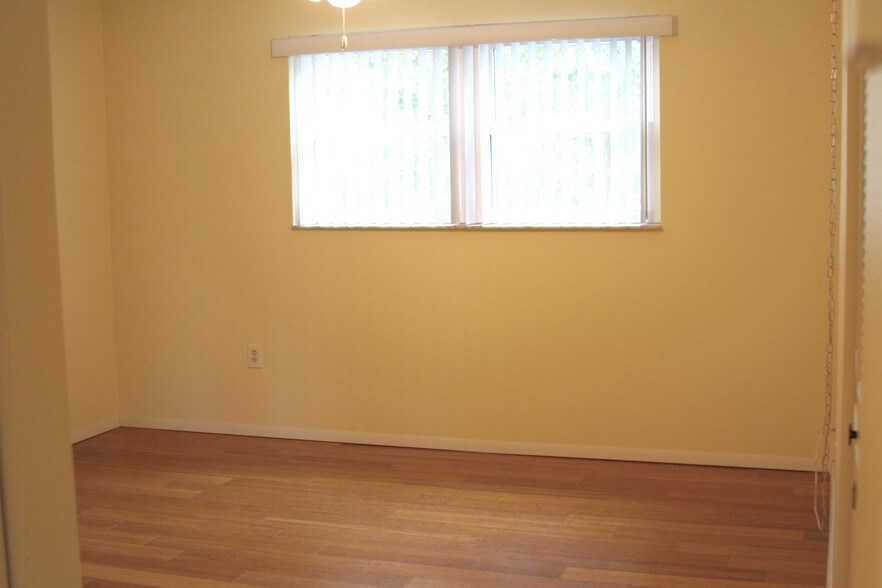 Building Photo - 4210 Ironwood Cir