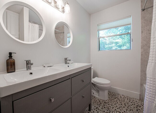 Building Photo - Charming 3/1 South Congress Retreat!