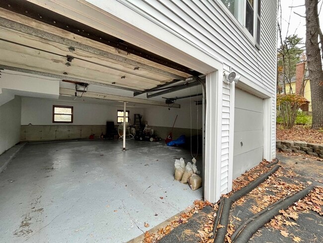 Building Photo - 22 River Bend Cir