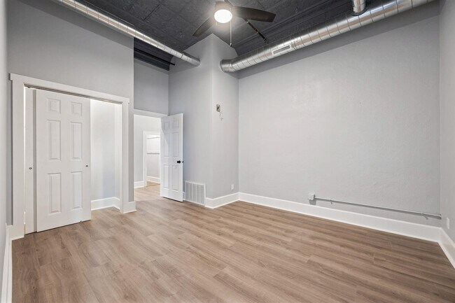 Building Photo - 208 E Main St