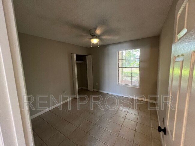 Building Photo - 6075 Village Cir