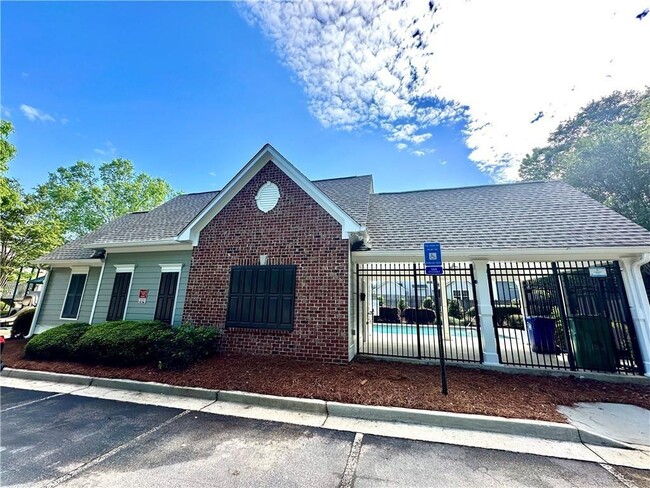 Building Photo - 2263 Leicester Way SE