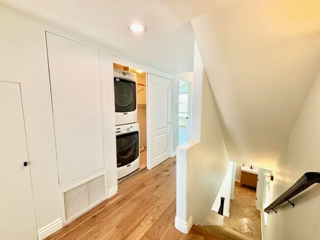 Building Photo - 108 Los Feliz St