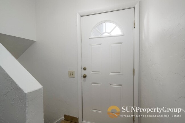 Building Photo - Duplex In Great West Valley Area