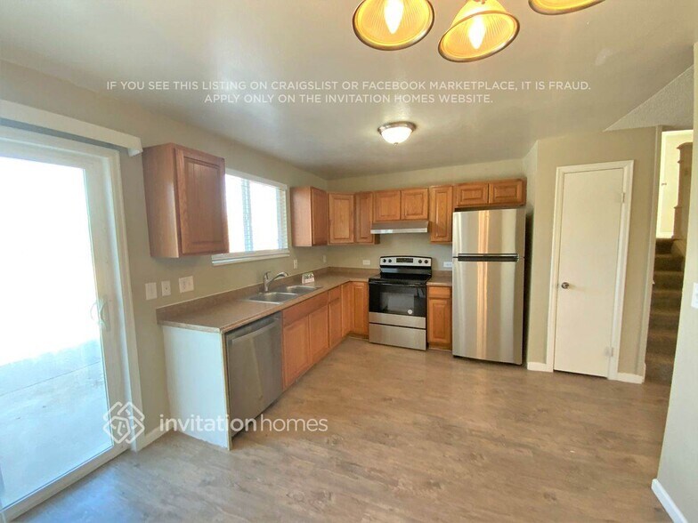 Building Photo - 1365 S Zeno Way