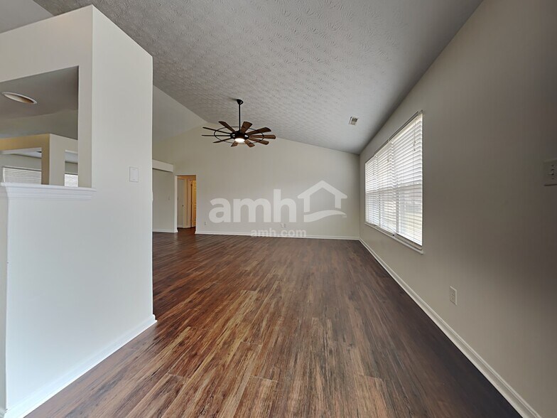 Building Photo - 32 Meadowcrest Dr
