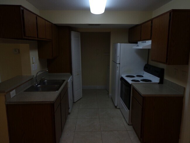 Building Photo - Charming condo 2 Bedrooms and 1 Bathroom In Sunrise, FL