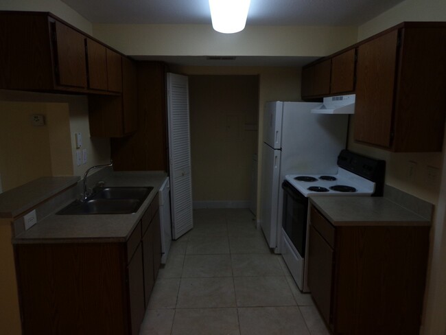 Building Photo - Charming condo features 2 bedrooms and 1 b...
