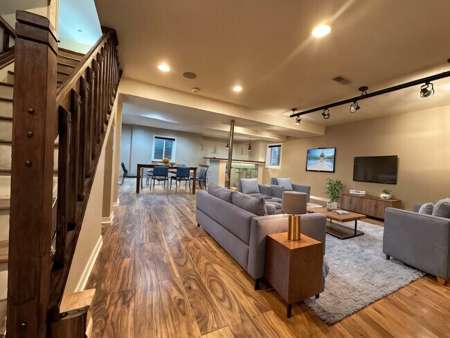 Building Photo - 1303 Hidden Lake Dr