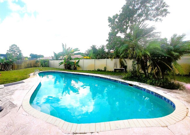 Building Photo - 7450 SW 15th St