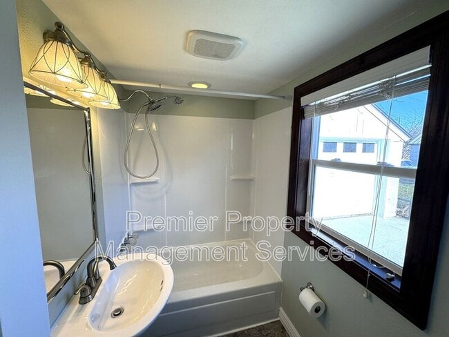 Building Photo - 427 Miles Ave