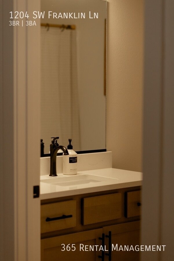 Building Photo - 1204 SW Franklin Dr