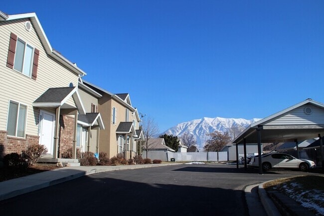 Building Photo - Spacious Townhome on Quiet Street