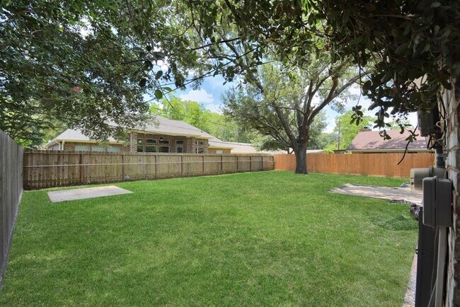 Building Photo - 10951 Shadow Wood Dr