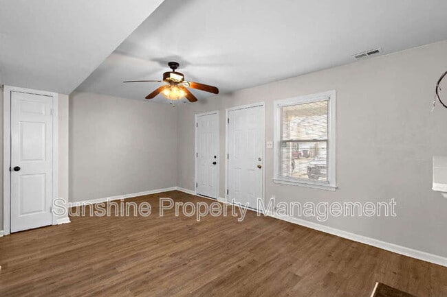 Building Photo - 2905 Radcliffe Ln N