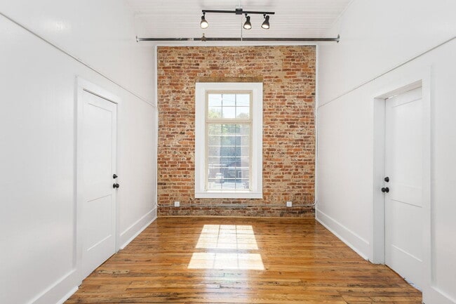 Building Photo - 1403 Huntsville Rd