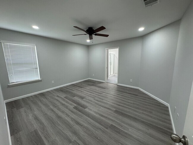 Building Photo - Beautiful Spacious 4 Bedroom Home