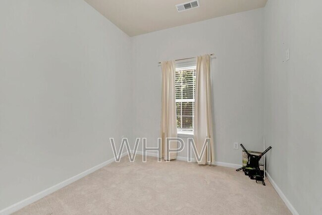 Building Photo - 427 Lazy Creek Ln