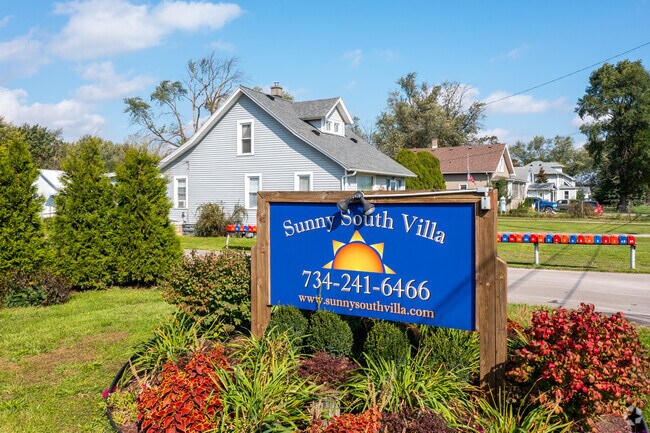 Building Photo - Sunny South Villa