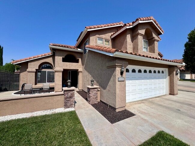 Building Photo - Beautiful 4 Bedroom Pool Home with Solar i...