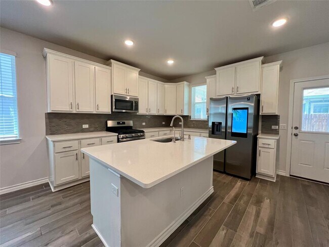 Building Photo - 2907 Salvidar Bend