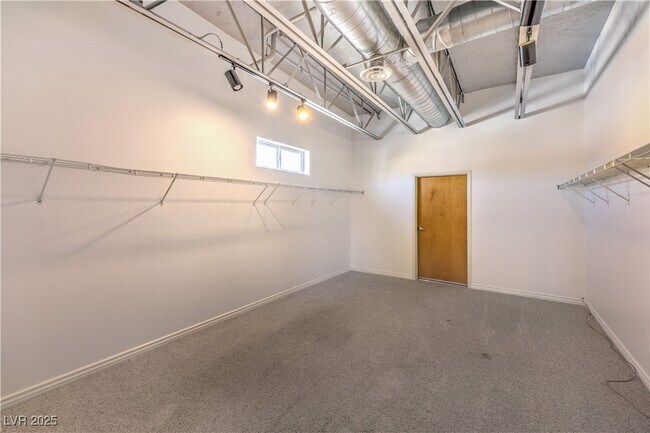 Building Photo - 5626 Deer Creek Falls Ct