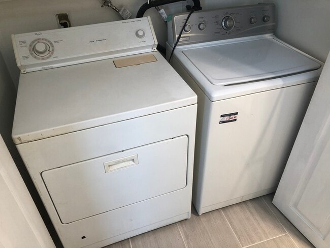 Building Photo - 4732 Lakeview Ave