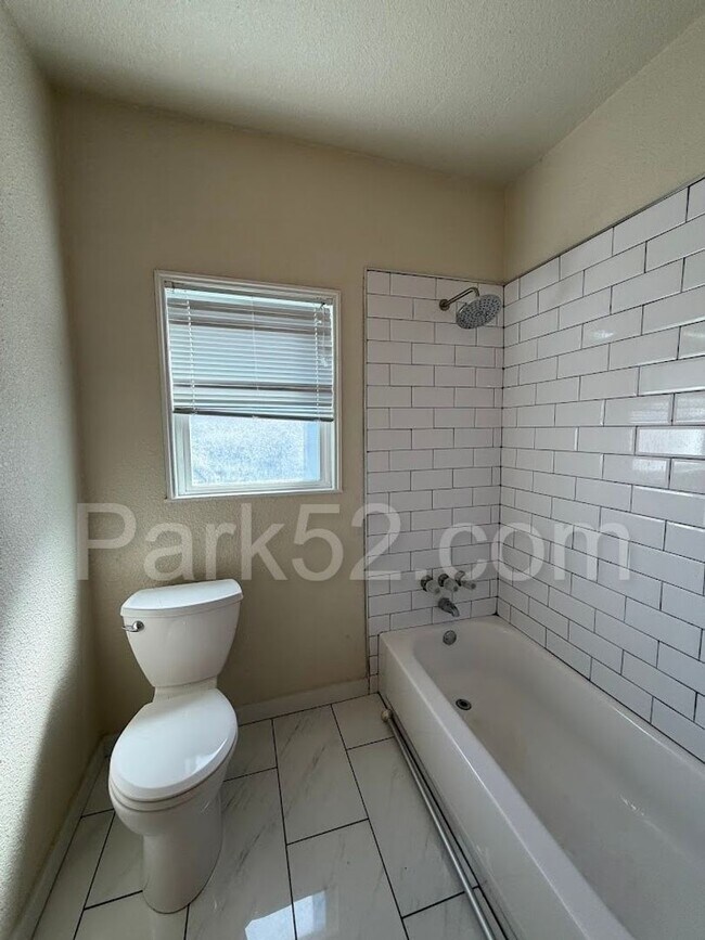 Building Photo - $500 Off 1st Full Month! Tacoma Area 3 Bedroom 1 Bathroom Duplex