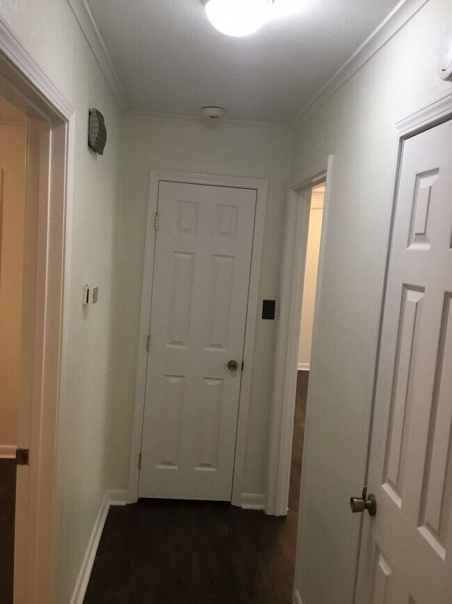 Building Photo - *3/2*SOUTHERN HILLS/SOUTHWOOD*FRESH PAINT*