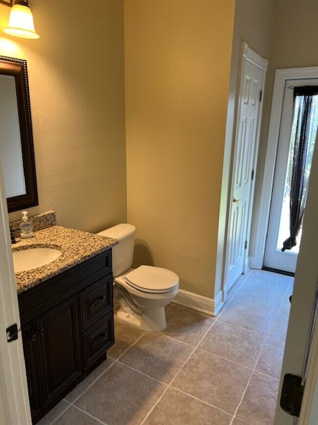 Building Photo - Country Chase