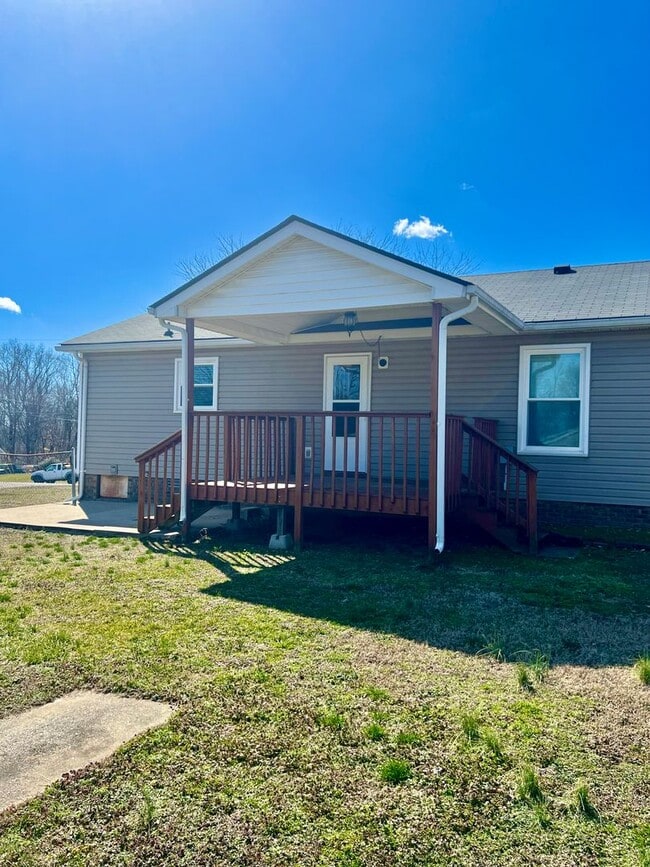 Building Photo - AVAILABLE NOW! 3 Bedroom, 2 Bath Home off Needmore Road