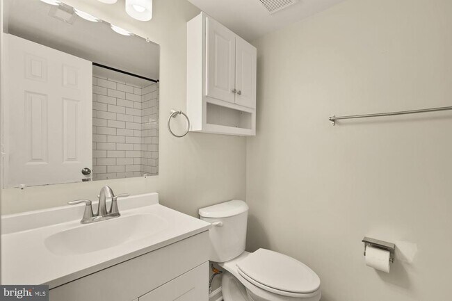 Building Photo - 882 College Pkwy