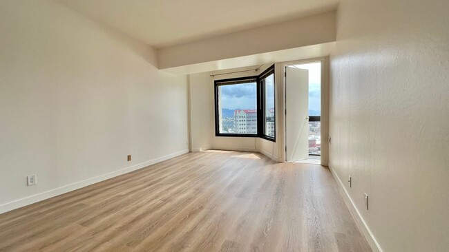 Building Photo - Stunning Large 1 Bedroom Exquisite Vinyl w...