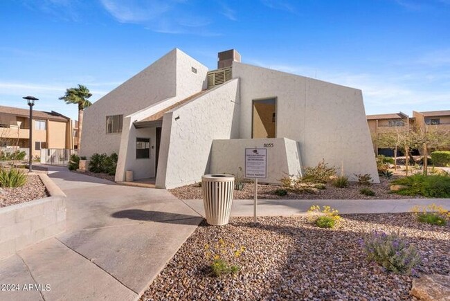 Building Photo - Single Level 3 bedroom Condo In Scottsdale!