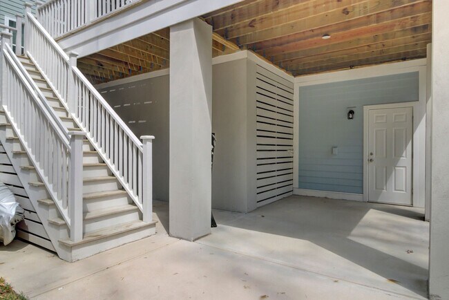 Building Photo - Impressive 4 bedroom home + office with el...