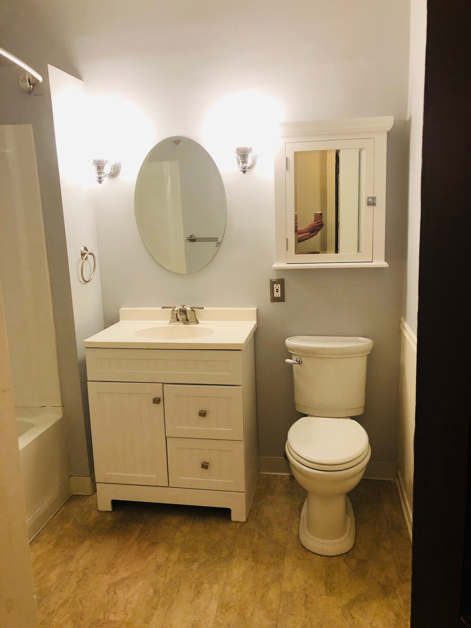 Bath with tub - 1145 Jaeger St