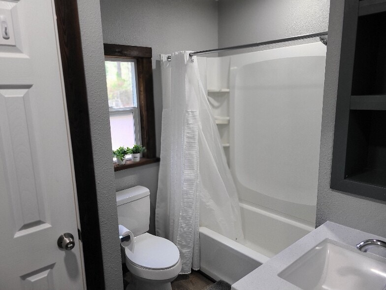 Building Photo - 1856 Canyonville-Riddle Rd