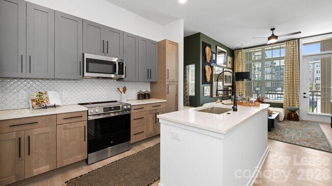 Building Photo - 10500 Midway Pk Dr