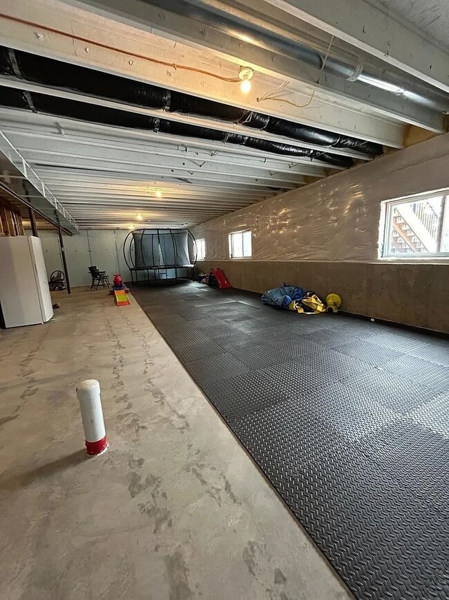 Building Photo - Awesome updated Plymouth home