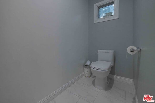 Building Photo - 1121 S Wilton Pl