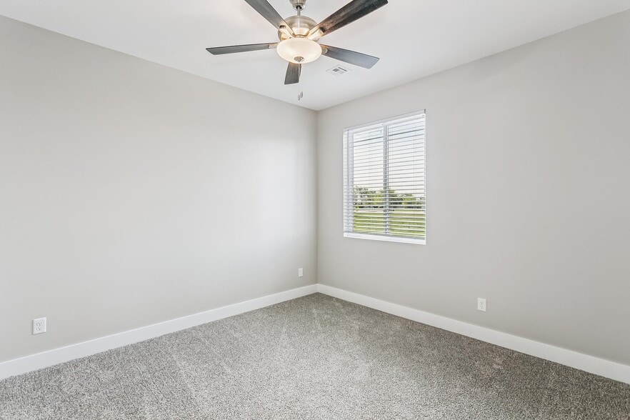 Building Photo - 105 Meadowbrook Dr