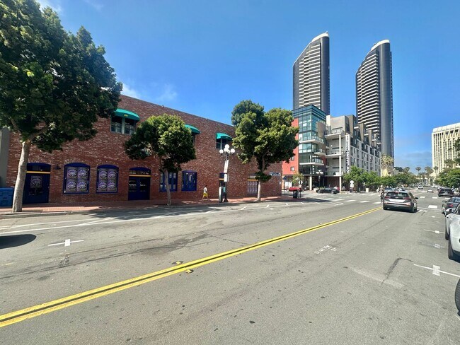 Building Photo - Delightful And Quiet Junior 1 BD Condo In ...
