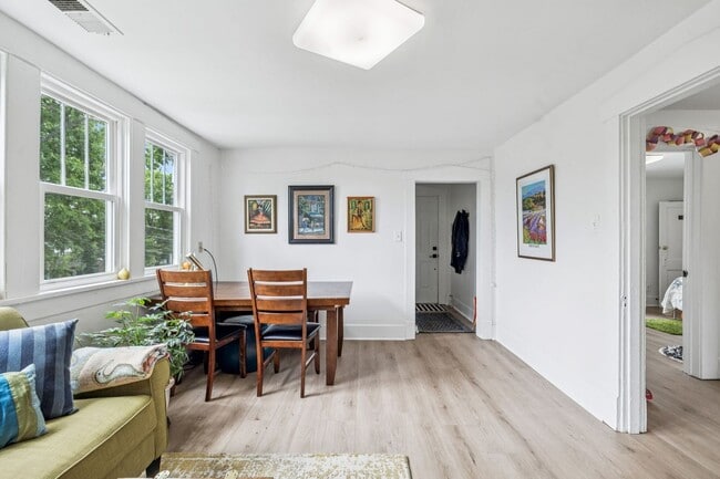 Building Photo - Charming Renovated 2BR/1BA Duplex in 1940s...