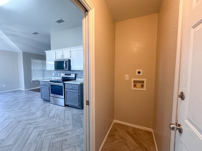 Building Photo - 2701 Littlepine Dr