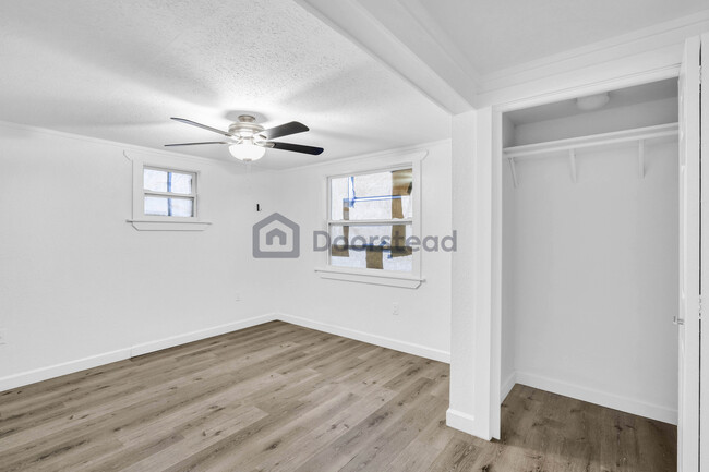 Building Photo - 6612 W Chelsea St