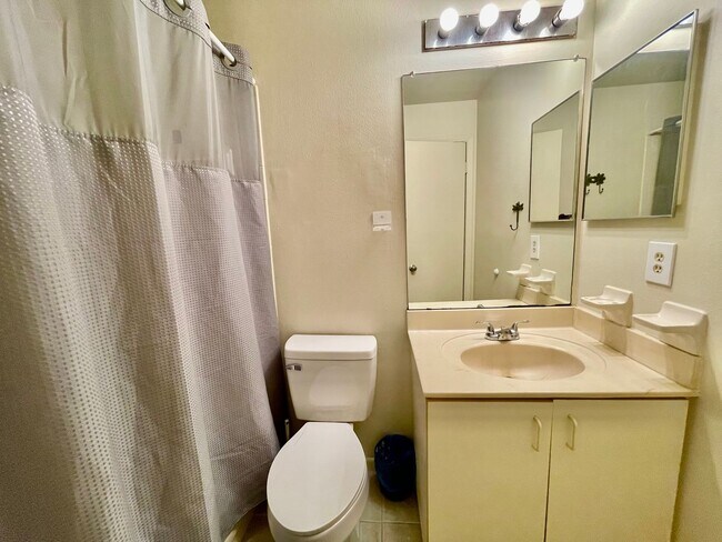 Building Photo - Charming 2 Bed, 2 Bath Condo in Gated Dock...