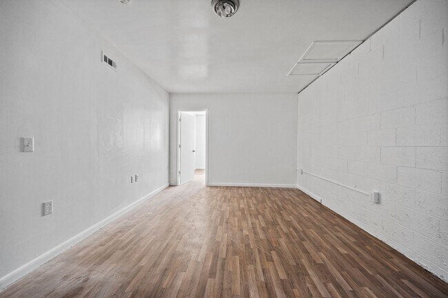 Building Photo - 4754 Trenton Dr