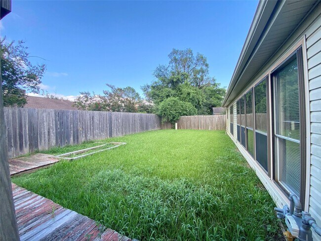 Building Photo - 3123 Sam Houston Dr