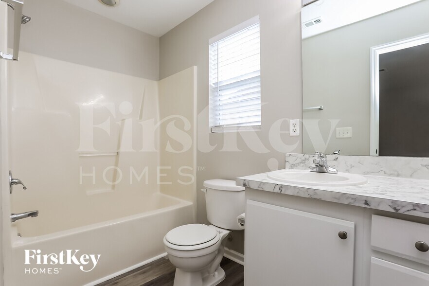 Building Photo - 708 Marjam Ln